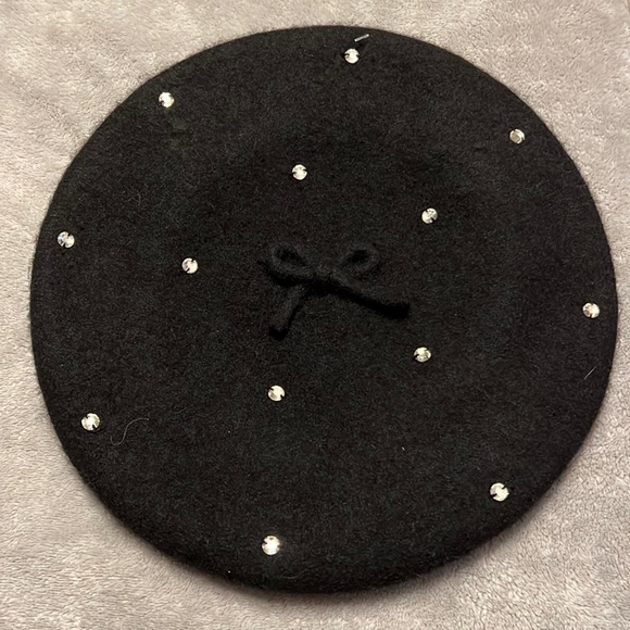 kate spade Accessories - NWT Kate Spade Bedazzled Felt Beret in Black